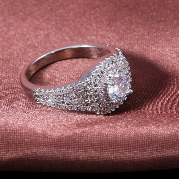 Elegant 925 Silver Round Cut White Sapphire Ring - Picture 6 of 6